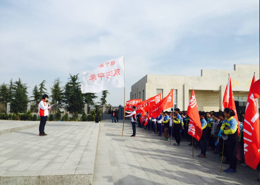 双沟中学祭扫革命烈士